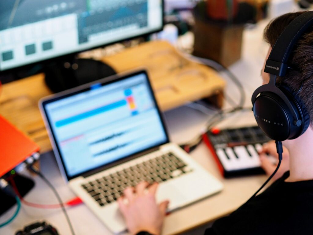 How can sound influence the way you type? 5 Article on Sound experimenting soundwaves